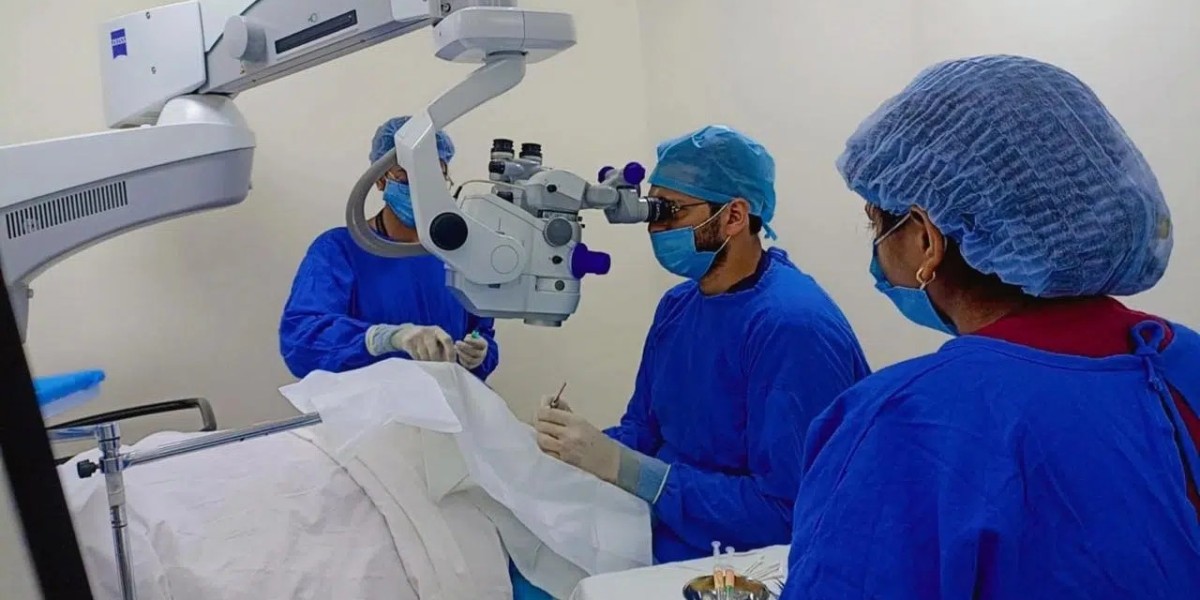 Can Cataract Surgery Cause Retinal Detachment? Understanding the Real Risk