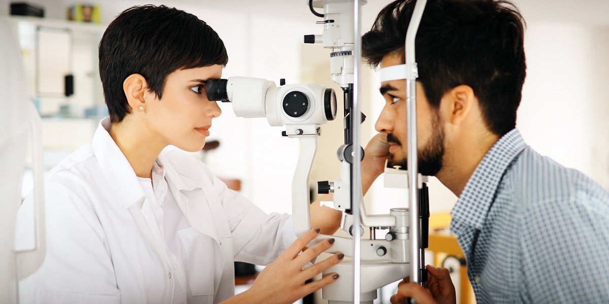 Who Should Consult the Best Eye Surgeon in Lahore for Eye Care 2027?